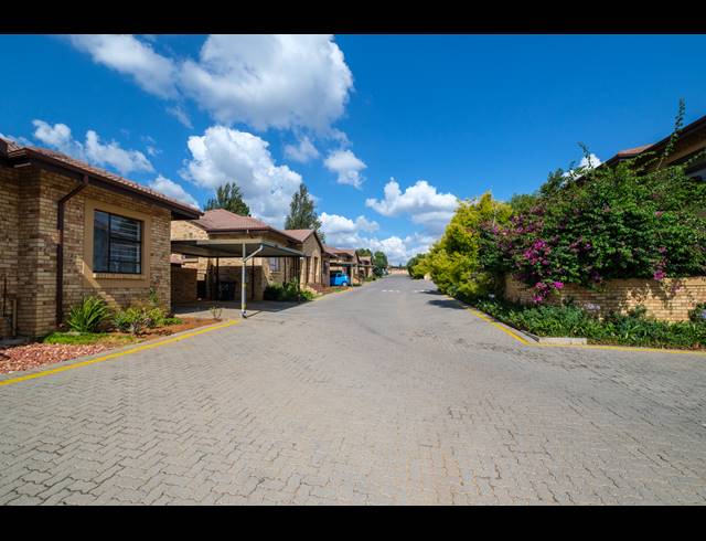 2 BEDROOM TOWNHOUSE FOR SALE IN BERGBRON